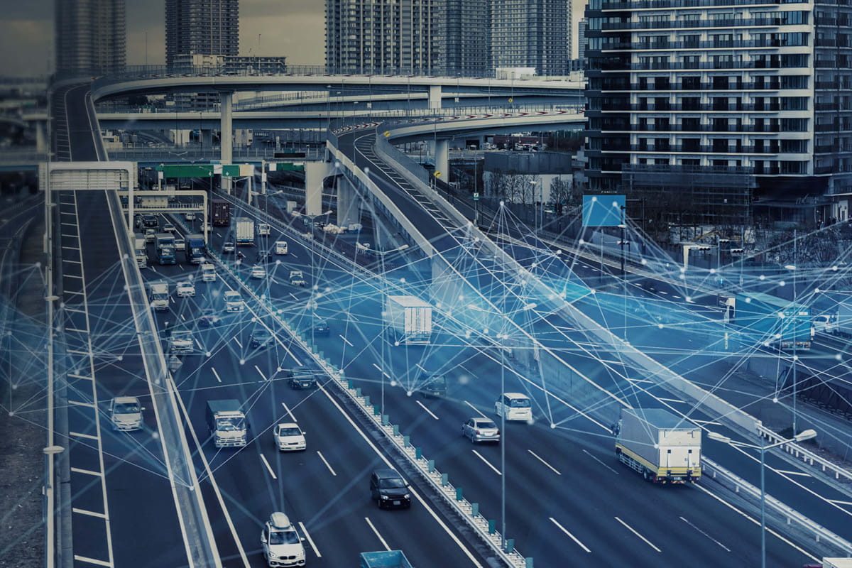 Mehrspurige Autobahn in einer Stadt mit vielen Fahrzeugen und digitalen Netzwerklinien, die smarte Verkehrstechnologie symbolisieren