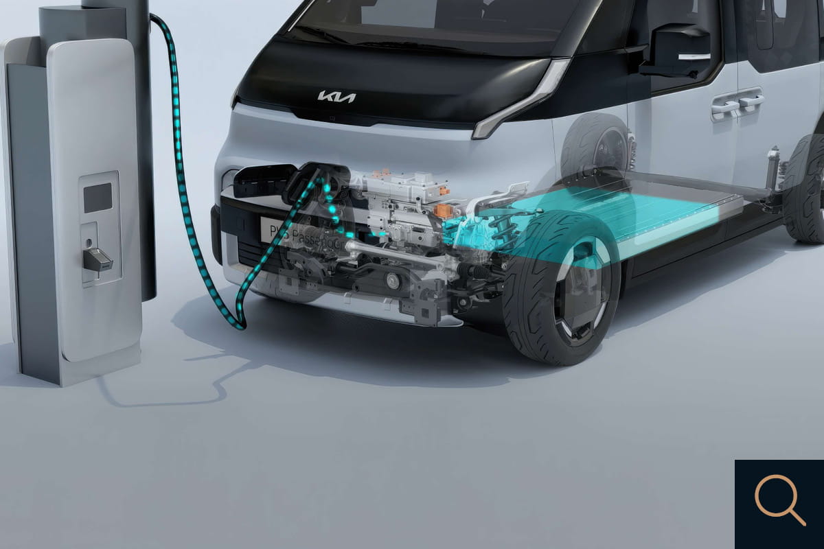 Elektroauto wird an einer Ladestation geladen, teilweise durchsichtiges Design zeigt die Batterie und Technik im Inneren