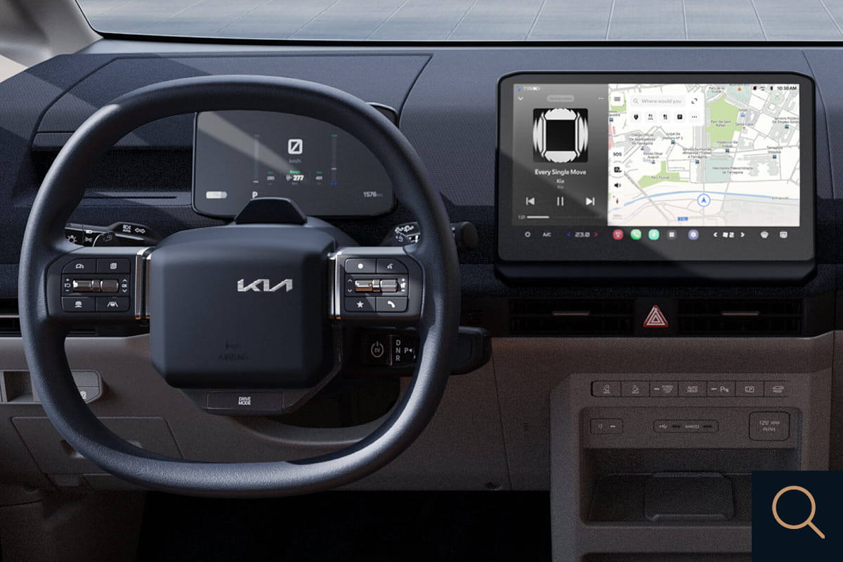 Modernes Cockpit eines Kia mit großem Display für Navigation und Entertainment sowie digitalem Tacho hinter dem Lenkrad