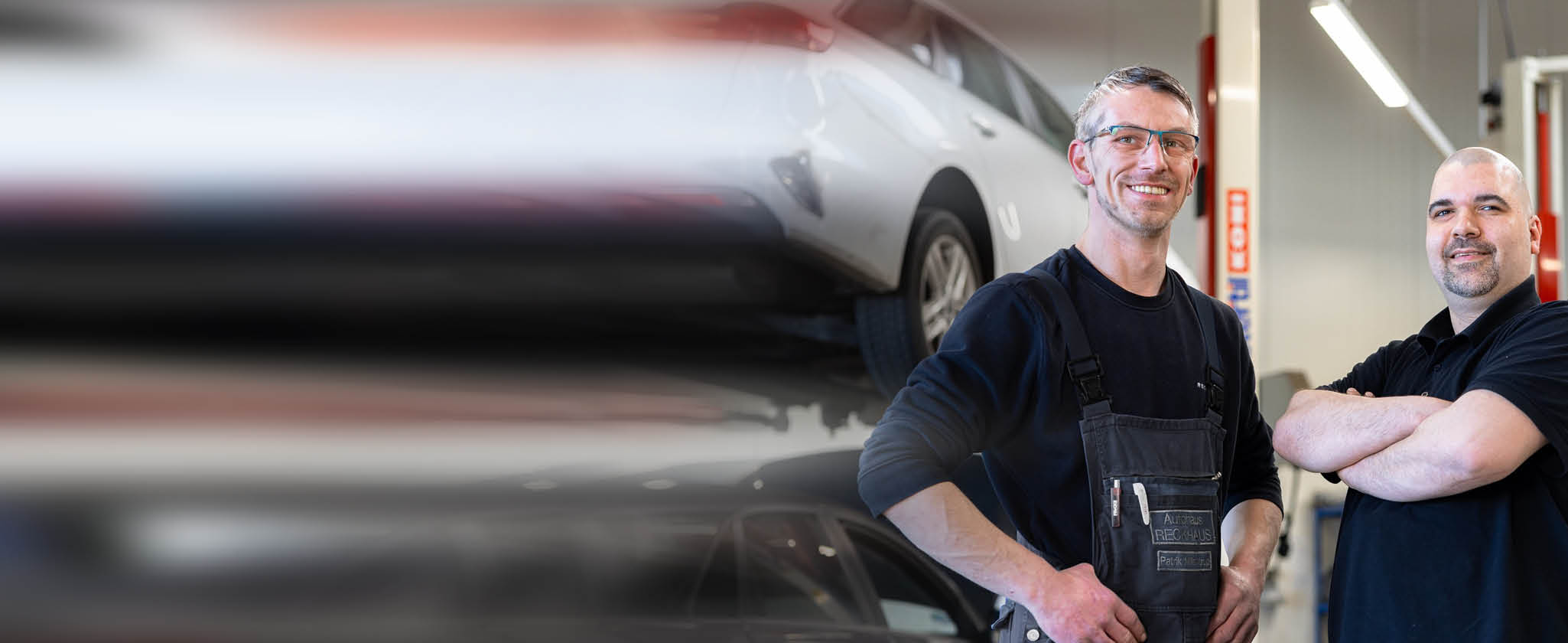 Zwei Mitarbeiter in der Werkstatt