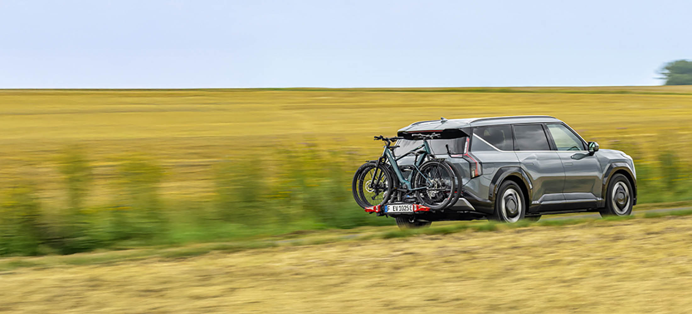 Kia bei Fahrt mit Fahrradträgeranbau