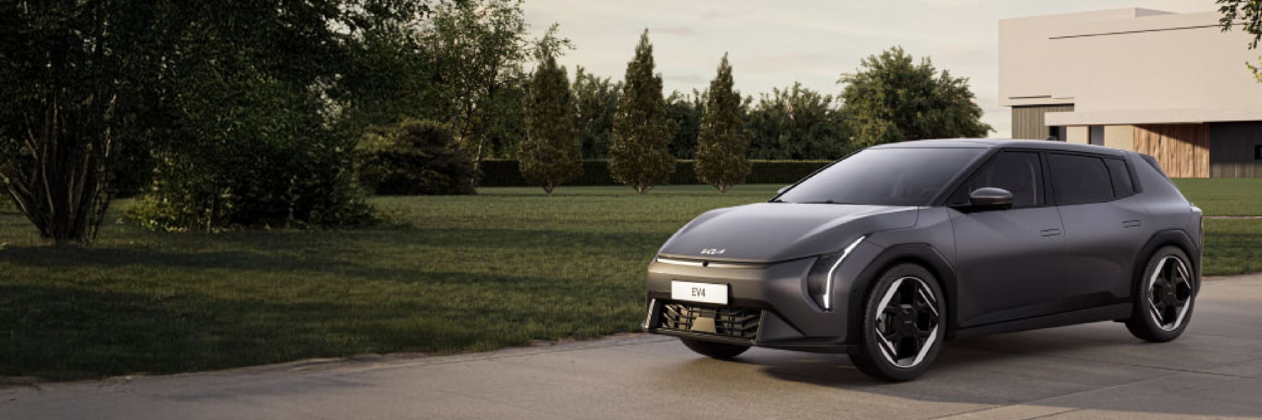 Verhülltes Schwarzes Fahrzeug auf schwarzen HIntergrund