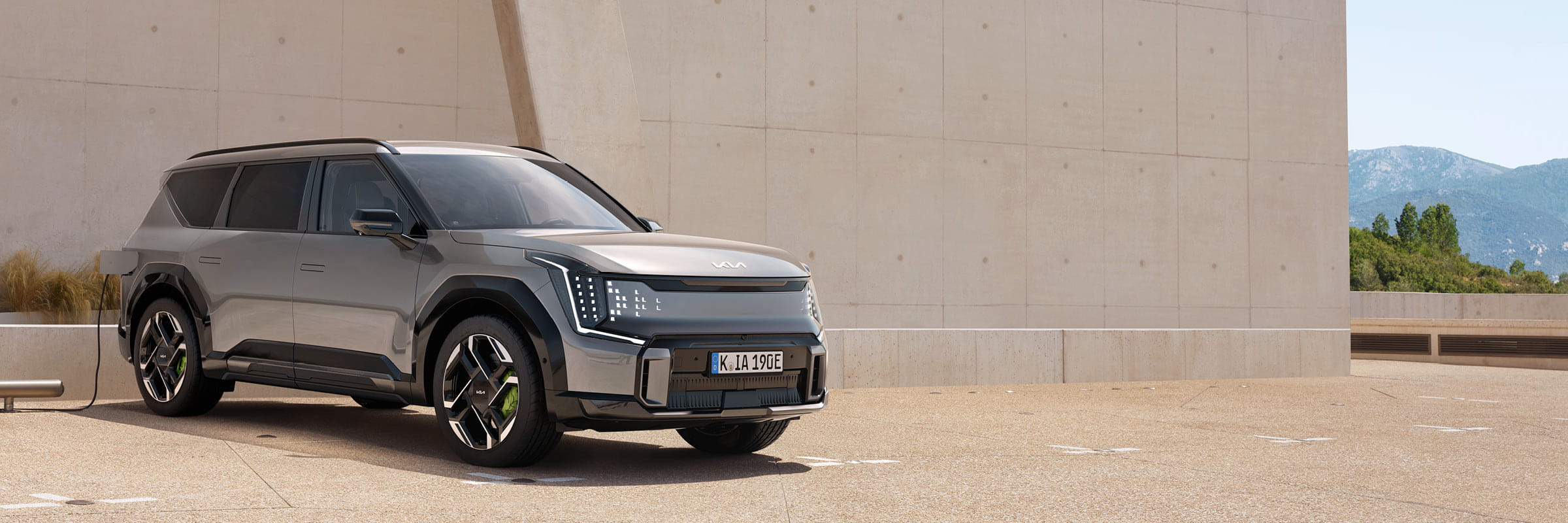 Kia EV9 GT steht auf einem Parkplatz und lädt