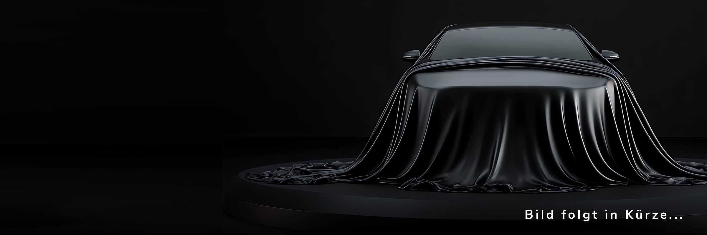 Verhülltes Schwarzes Fahrzeug auf schwarzen HIntergrund