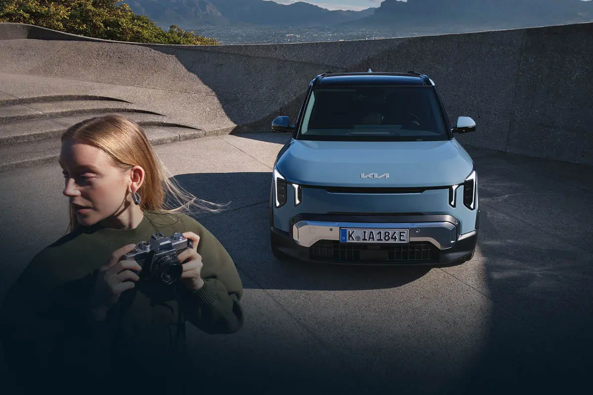 EV2 Front, im Vordergrund eine junge Frau mit Kamera