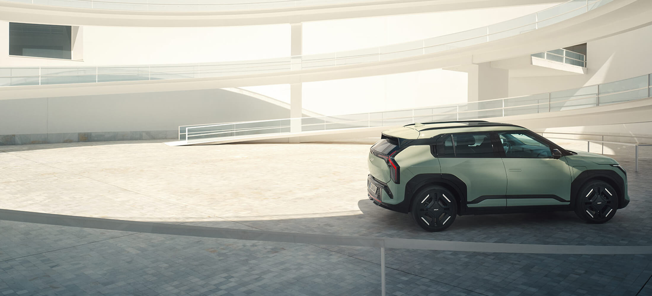Kia EV3 seitlich parkend in einem Parkhaus