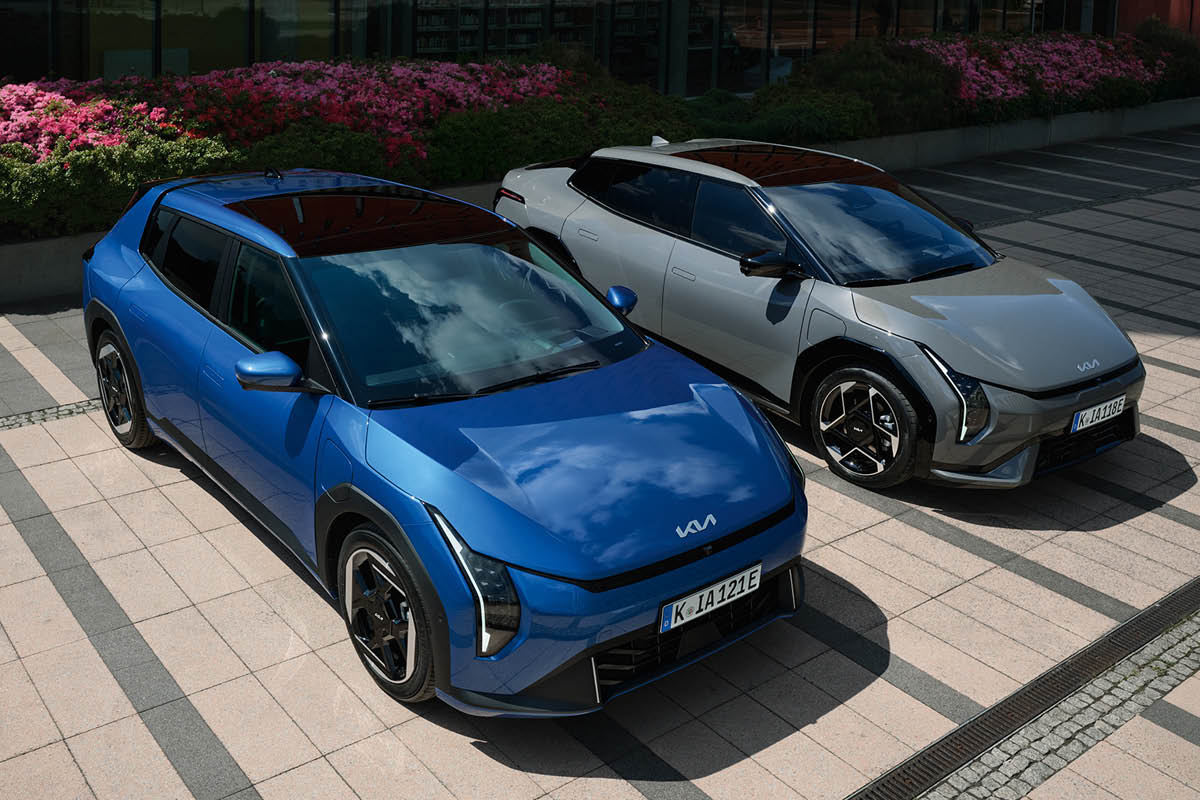 2 Kia EV4 Modelle parken auf einem Parkplatz