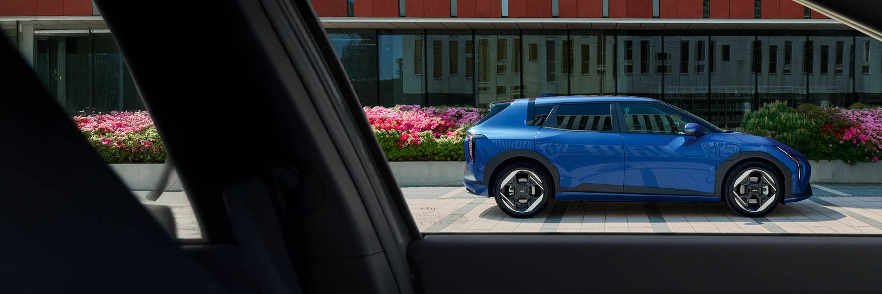 Kia EV4 seitlich parkend