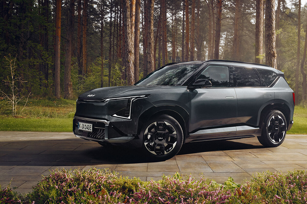 Kia EV5 Seitenansicht im Wald