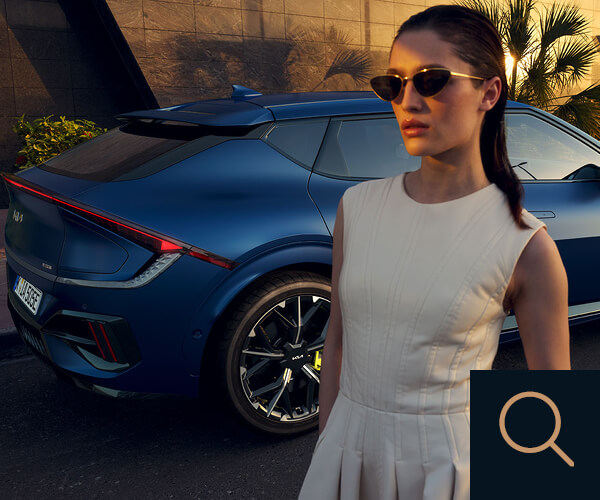 Person mit Kia EV6 GT im Hintergrund