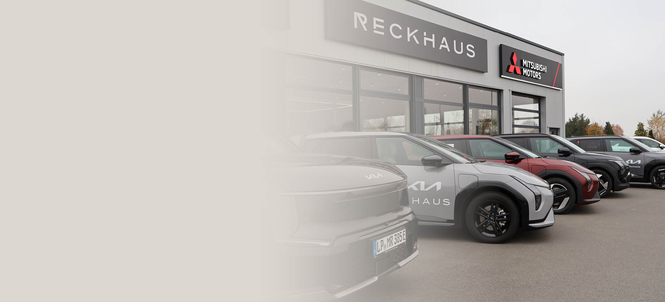 Einfahrt vom Autohaus