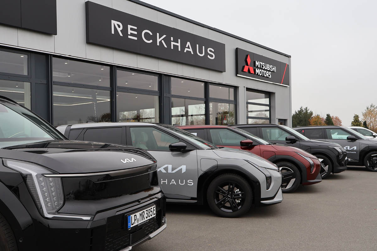 Einfahrt vom Autohaus