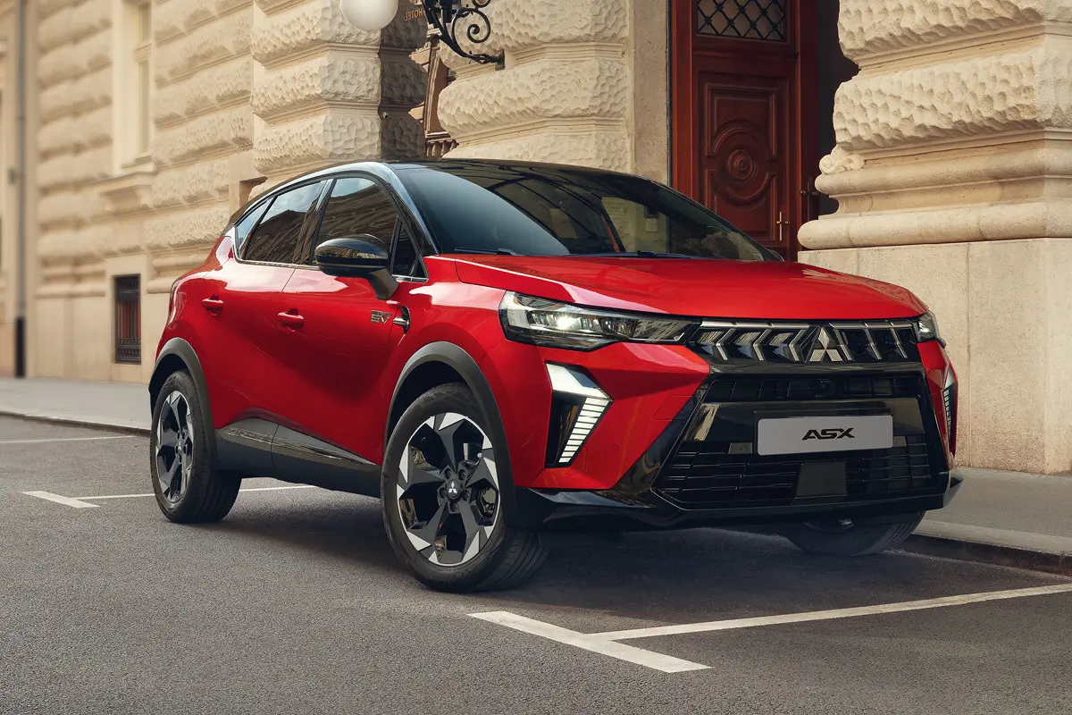 Kia EV6 GT, seitlich von vorne auf der Straße fahrend.