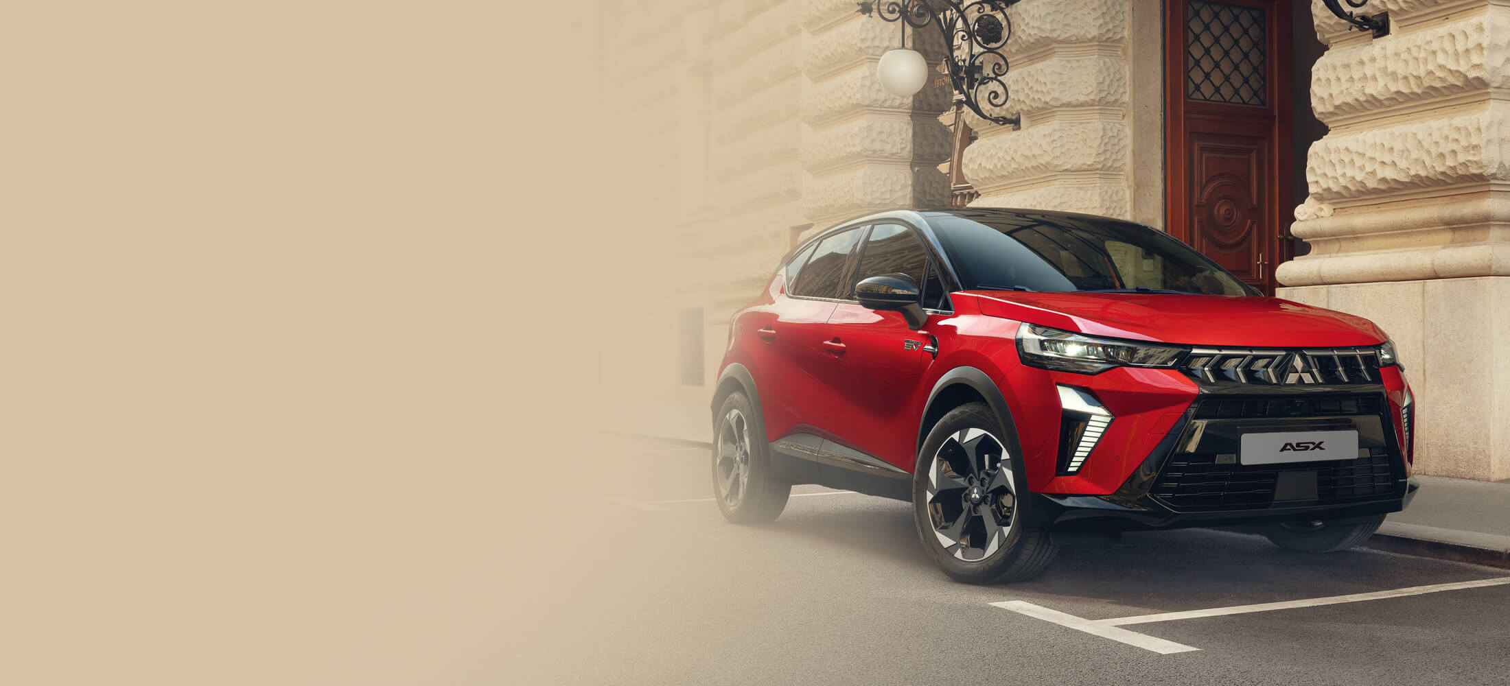 Mitsubishi ASX steht auf einem Parplatz neben einer Hauswand