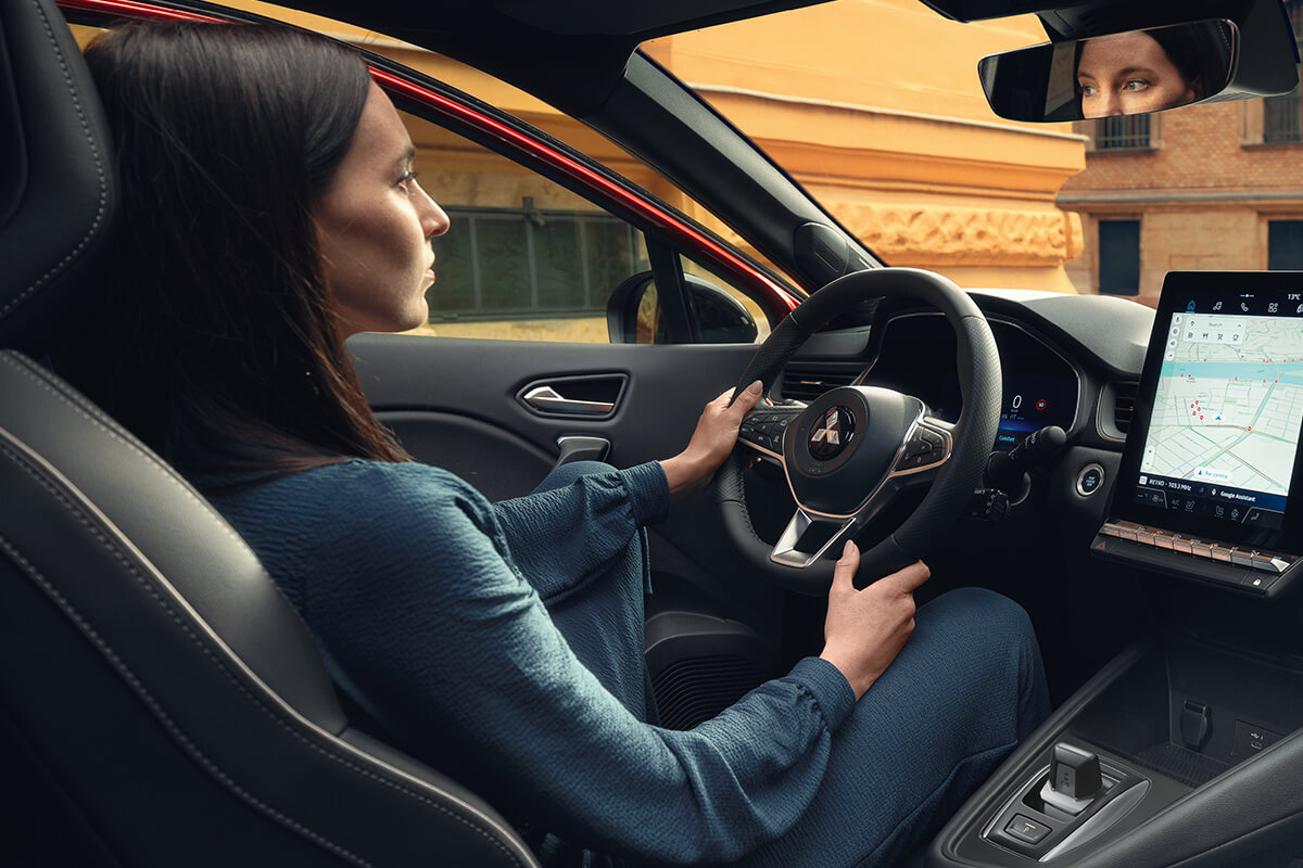 Frau sitzt im Mitsubishi ASX