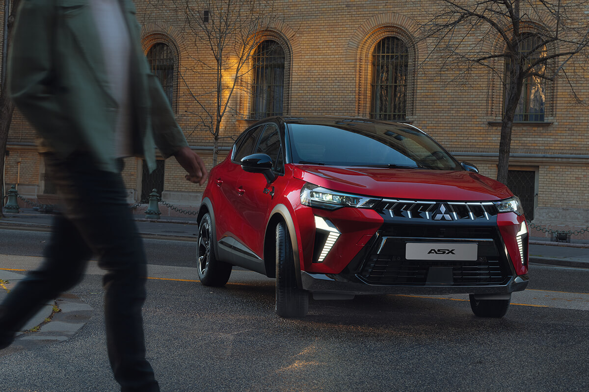 Mitsubishi ASX steht in einem Hof