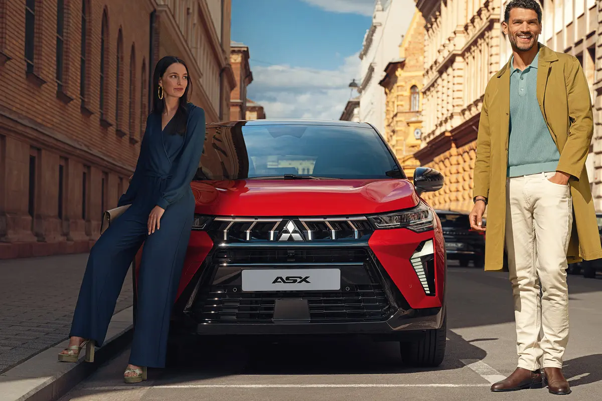 Zwei Menschen stehen neben einem Mitsubishi ASX