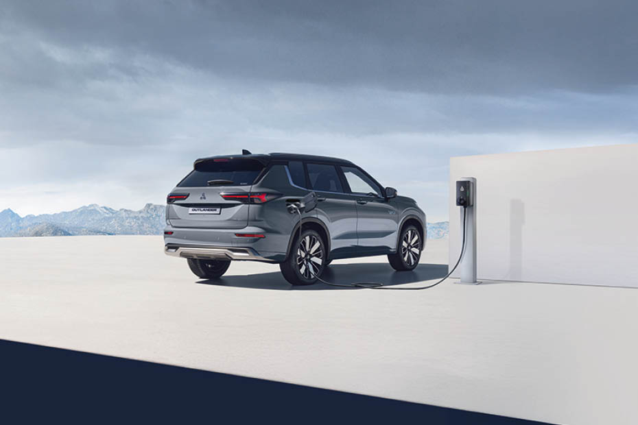 Lieferung von Kartons neben PBV Fahrzeug