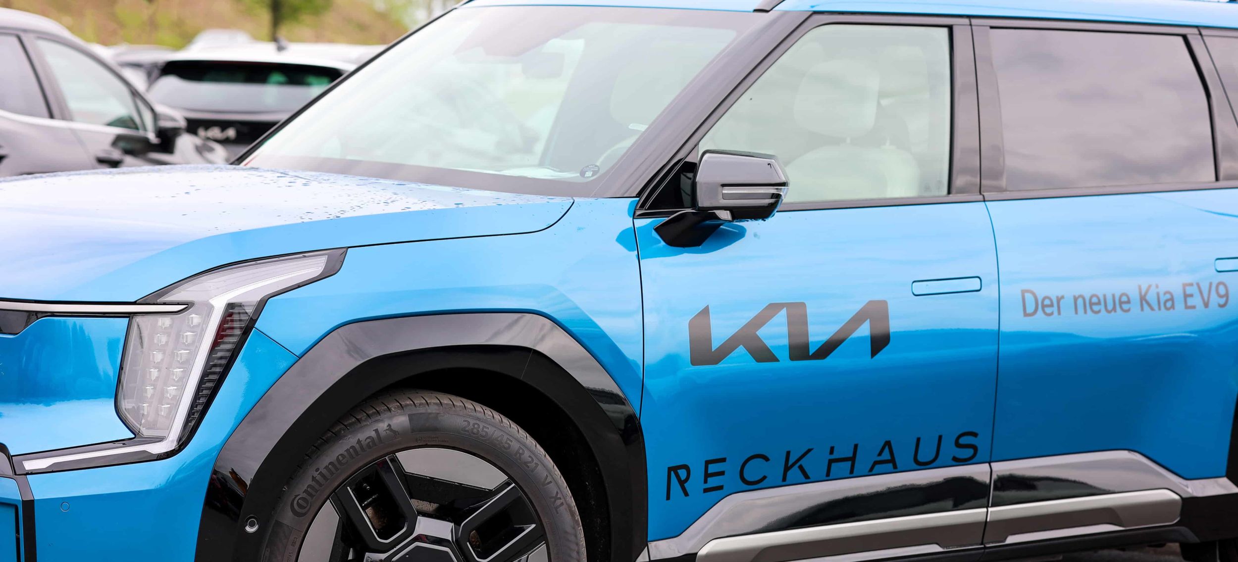 weißes Kia Logo mit Icons zu den Vorteilen der Kia zertifizierten Gebrauchtwagen