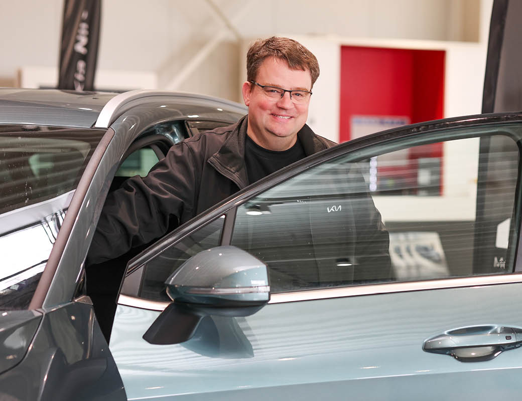 Matthias Reckhaus hinter einer Autotür