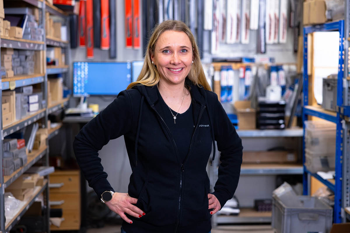 Mitarbeiterin im Ersatzteillager