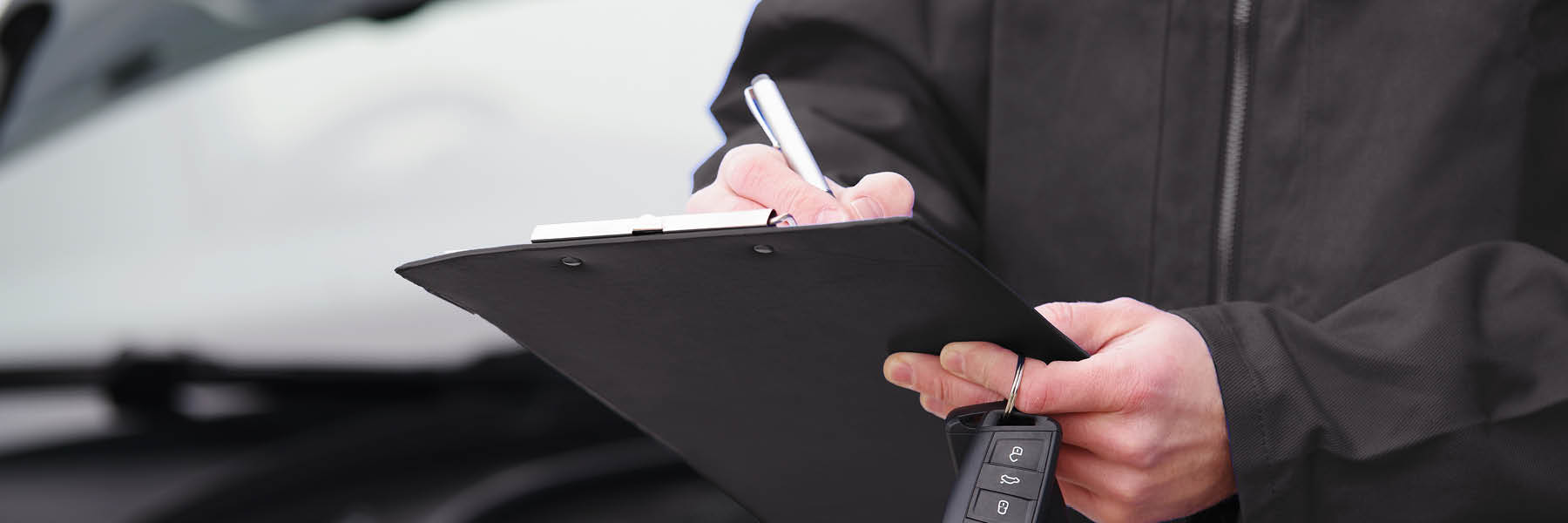 Mitarbeiter macht Fehlerdiagnose